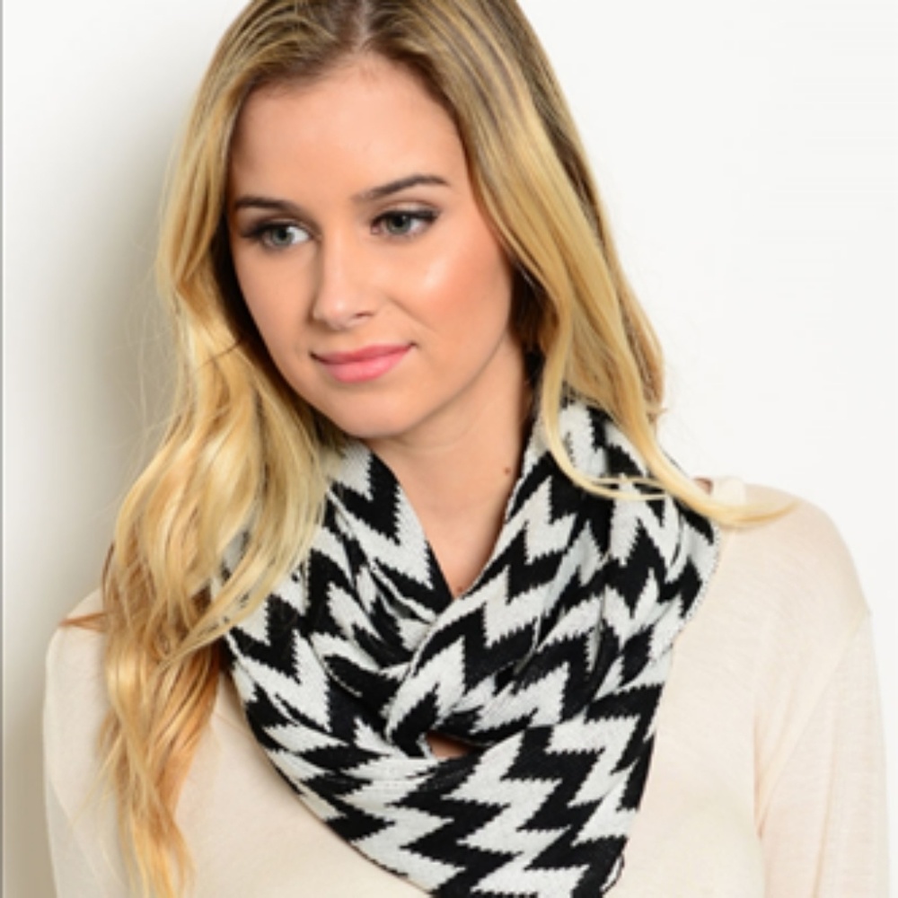 IVORY AND BLACK INFINITY SCARF